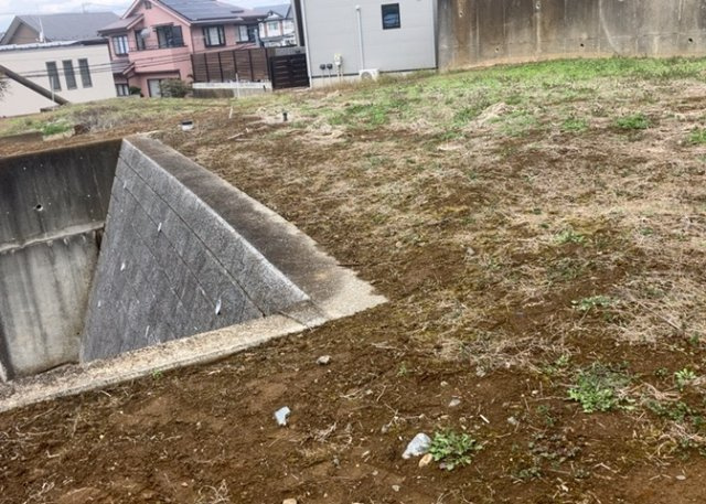【外観】 | 土地の形が極端に長細かったり、狭小地、あるいは道路との高低差がある傾斜地だった場合、後々売ろうとしても買い手がつかない場合もあります。後々、売却することになった時に価値の下がらない土地を選びましょう。