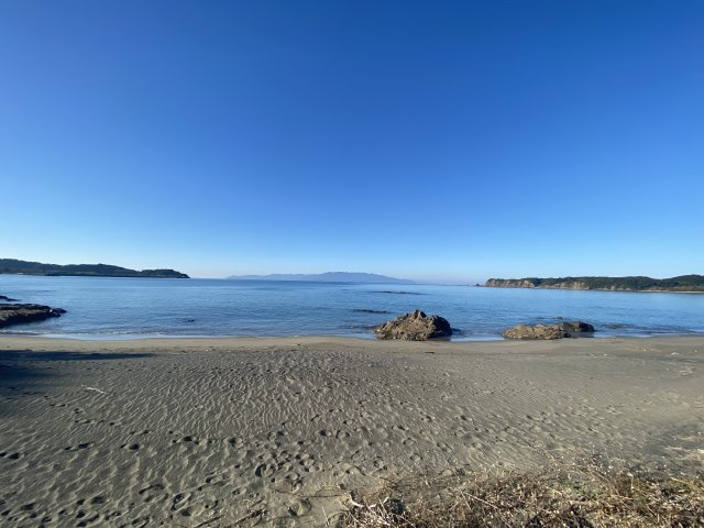 宮崎県串間市本城湊（みなと）地区一戸建ての周辺|ビーチ正面。湾に囲まれているため波が穏やかです。家の庭からそのまま海に降りていくことが出来ます。片方が干潟で、もう片方が岩礁になっているため、セミプライベートビーチのようになっています。