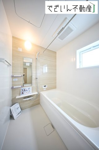 【浴室】 | blooming garden行田市谷郷　【平屋】新築住宅 | 清潔感のあるバスルームは、忙しい毎日の中でほっと一息つける場所。育児の合間に、心も体もリセットできる大切な時間が生まれます。
現地(2026年6月撮影)