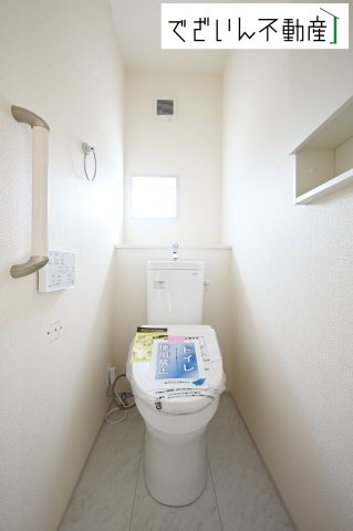 【トイレ】 | blooming garden行田市谷郷　【平屋】新築住宅 | シンプルで清潔感のある空間は、毎日使う場所だからこそ嬉しい。家族みんなが快適に過ごせる工夫が詰まっています。
現地(2026年6月撮影)