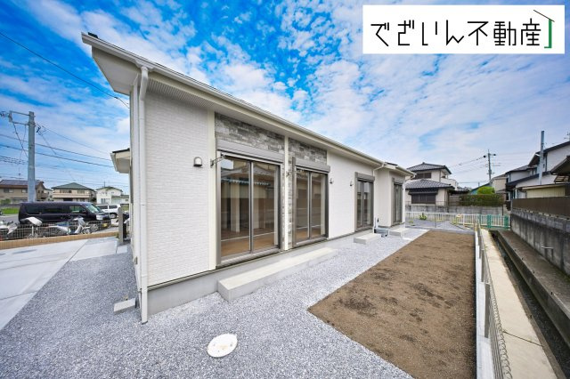 【外観】 | blooming garden行田市谷郷　【平屋】新築住宅 | 南向きの穏やかな佇まいが、家族の新しい日常を優しく包み込む。静かな街並みに、安心して子育てできる環境が整っています。
現地(2026年6月撮影)