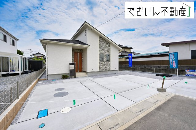 【前面道路含む現地写真】 | blooming garden行田市谷郷　【平屋】新築住宅 | 街並みに馴染む、シンプルで洗練された佇まい。暮らしにちょっとした遊び心を添えてくれるお家です。
現地(2026年6月撮影)