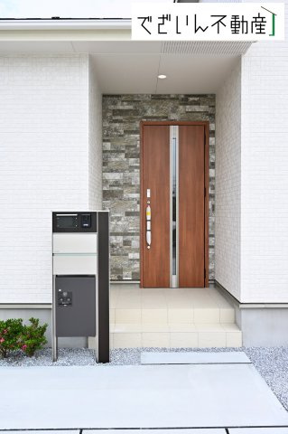 【玄関】 | blooming garden行田市谷郷　【平屋】新築住宅 | 穏やかな佇まいが、家族の新しい日常を優しく包み込む。静かな街並みに、安心して子育てできる環境が整っています。
現地(2026年6月撮影)