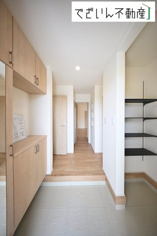 【玄関】 | blooming garden行田市谷郷　【平屋】新築住宅 | 「ただいま」と「おかえり」が自然と交わされる、明るく開放的な玄関。家族の絆が深まる場所です。
現地(2026年6月撮影)