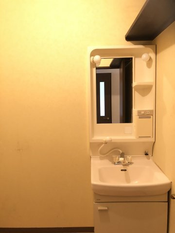 ネオメゾンフジの独立洗面台|独立洗面台、小物を置くことができて便利です