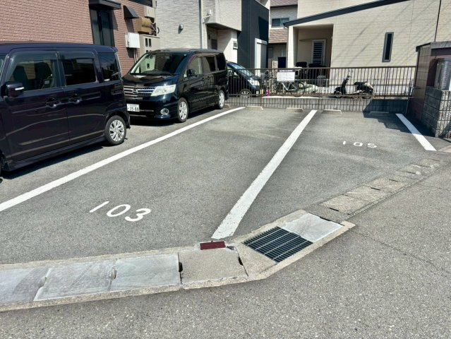 プランレーヌⅡの駐車場