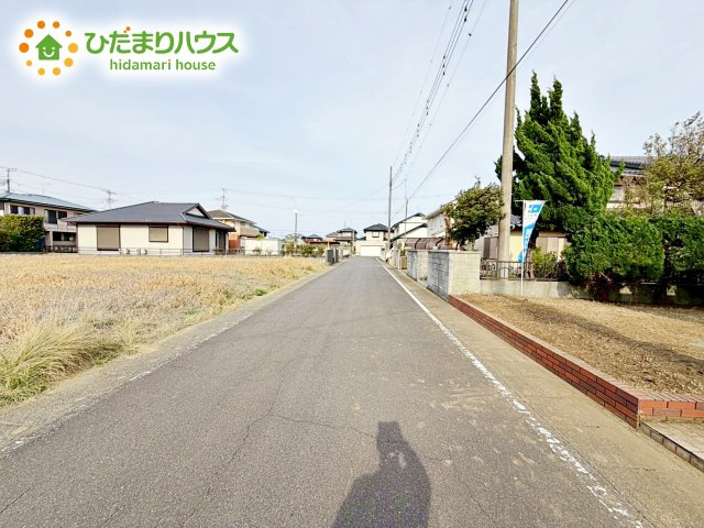 【前面道路含む現地写真】 | 神栖市若松中央2丁目　中古戸建 | 道路幅が広いので、お向かいさんの家との距離が離れて、住居の日当たりが良いです！