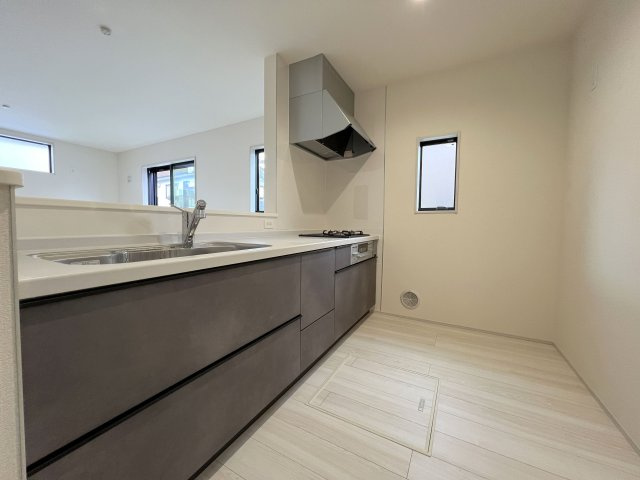 福生市熊川　新築戸建全1棟のキッチン|キッチンスペースは家族並んで料理してもゆとりのある広さです。