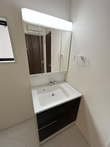福生市熊川　新築戸建全1棟の独立洗面台|身だしなみを整えやすく、収納たっぷりの三面鏡付洗面化粧台☆