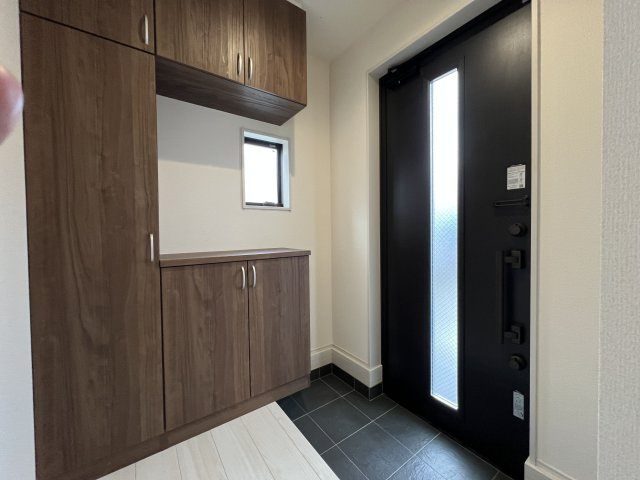 福生市熊川　新築戸建全1棟の玄関|収納たっぷりシューズボックス☆