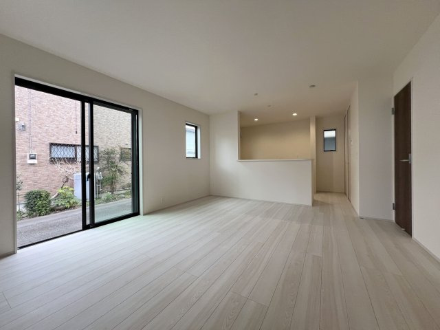 福生市熊川　新築戸建全1棟の居間・リビング|自然とご家族が集まる南向きのリビング