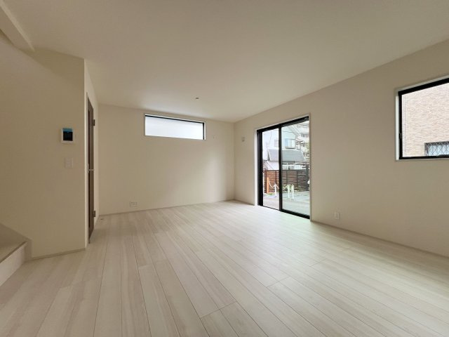 福生市熊川　新築戸建全1棟の居間・リビング|どんなインテリアもOK！シンプルな造り、お好きなインテリアも選びたいですね♪