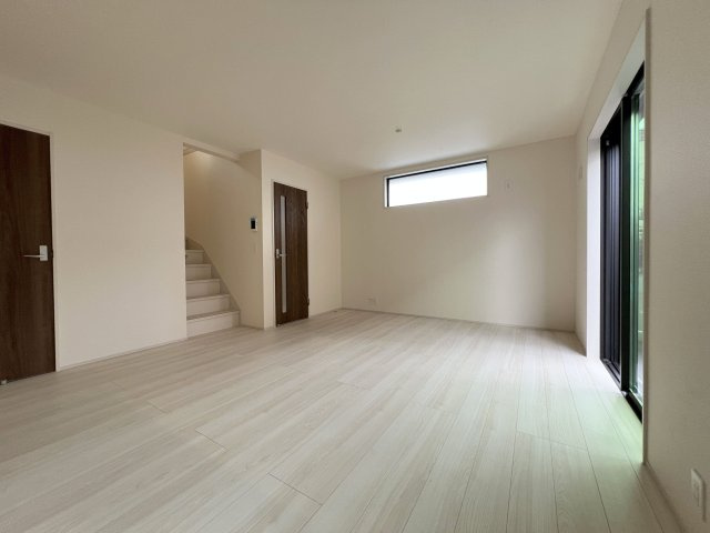 福生市熊川　新築戸建全1棟の居間・リビング|ご家族の会話がはずむ、開放的なＬＤＫ♪