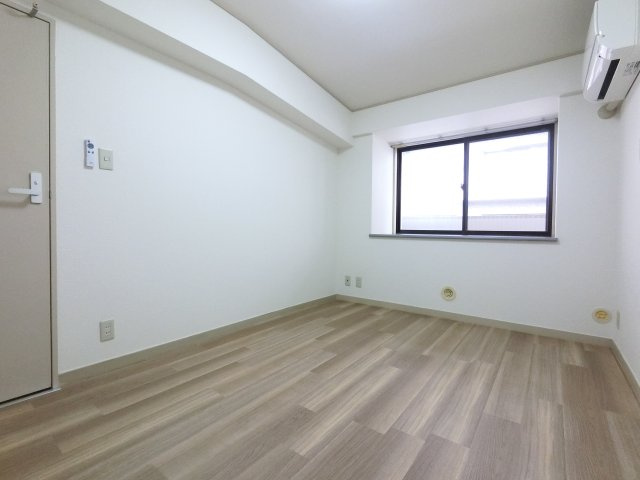 リズ市川平田の洋室