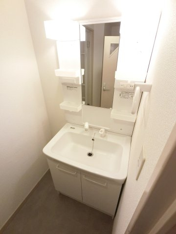 リズ市川平田の独立洗面台