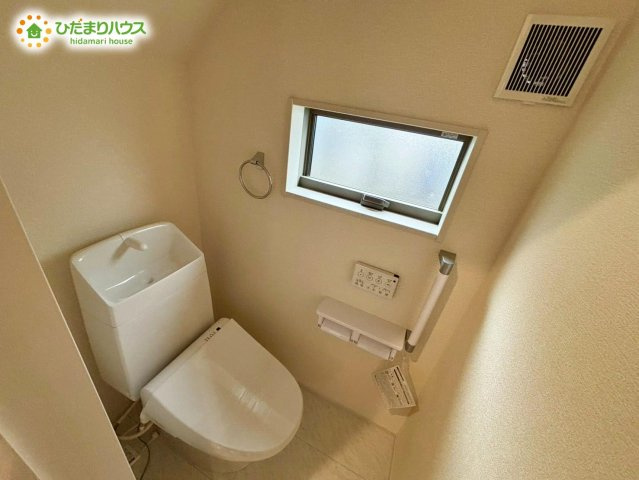 野田市中里3期　新築戸建　1号棟のトイレ|小窓が付いているので、トイレも明るい空間になっております♪						

