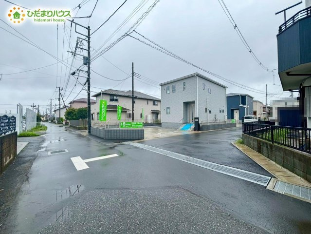 野田市中里3期　新築戸建　1号棟の前面道路含む現地写真|三方 ： 北西 5m 公道、南東 4m 私道、北東 3.38m 公道
