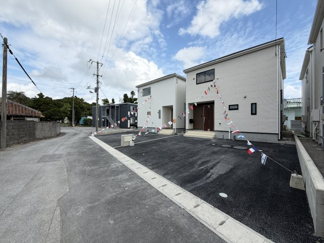 宜野座村漢那　第2（全4棟）3号棟の前面道路含む現地写真|※北西側4.2m～5.85m♪