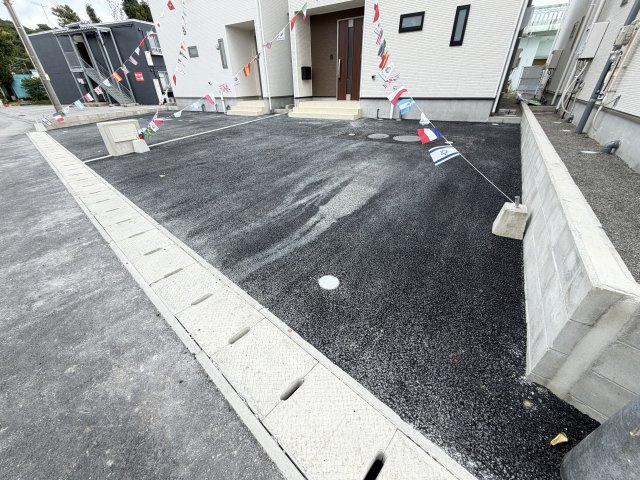 宜野座村漢那　第2（全4棟）3号棟の駐車場|3号棟　並列駐車3台完備♪EV車充電設備付き♪