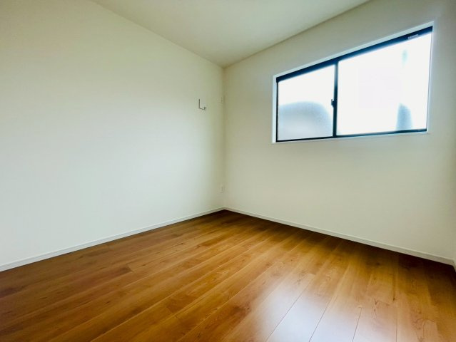 淀生津町の洋室