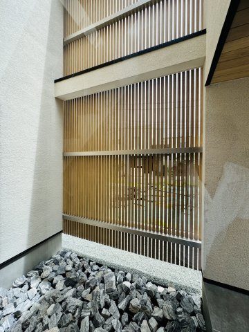 KUGENUMA COAST RESIDENCE — 鵠沼松が岡の邸の玄関