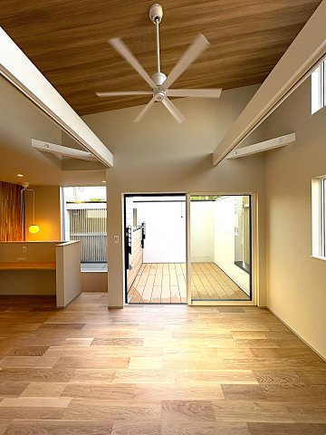 KUGENUMA COAST RESIDENCE — 鵠沼松が岡の邸の居間・リビング