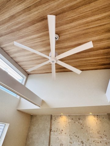KUGENUMA COAST RESIDENCE — 鵠沼松が岡の邸のキッチン
