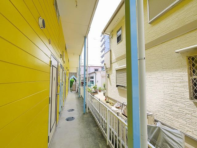 シングルモアのエントランス|建物の内部です
