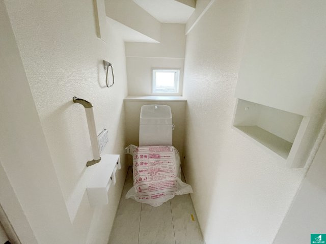 城陽市寺田市ノ久保　新築一戸建てのトイレ|1・2階の2ヶ所にあるので、朝の忙しい時間の順番待ちもなく、深夜の利用にも大変便利です。