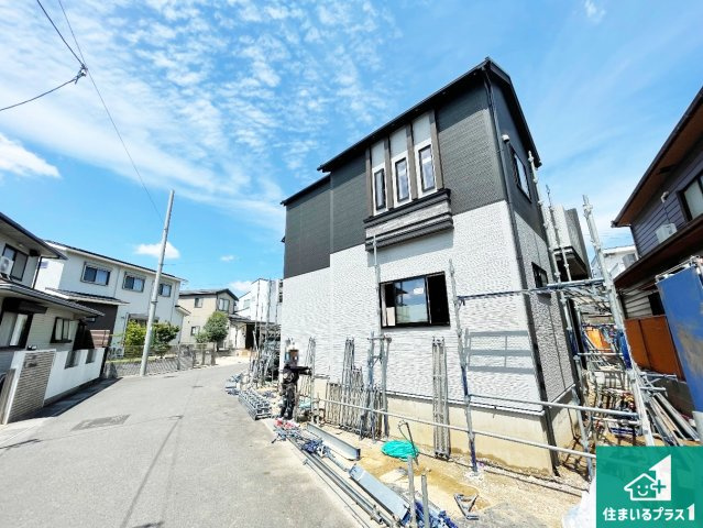 城陽市寺田市ノ久保　新築一戸建ての前面道路含む現地写真|前面道路広々で車の出し入れも便利です。駐車が苦手な方でも安心して車庫入れできます！