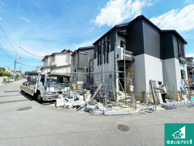 城陽市寺田市ノ久保　新築一戸建ての前面道路含む現地写真|周辺は閑静な住宅街！前面道路広々で車の出し入れも便利です。駐車が苦手な方でも安心して車庫入れできます！