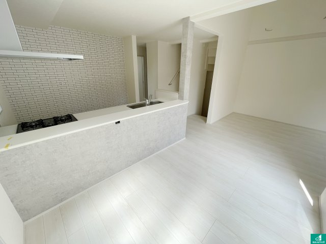 城陽市寺田市ノ久保　新築一戸建ての居間・リビング|シンプルなリビングは家具次第で雰囲気を変えることができます！
