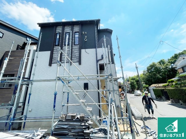 城陽市寺田市ノ久保　新築一戸建ての外観|前面道路は車の通りも少なくて安心です。