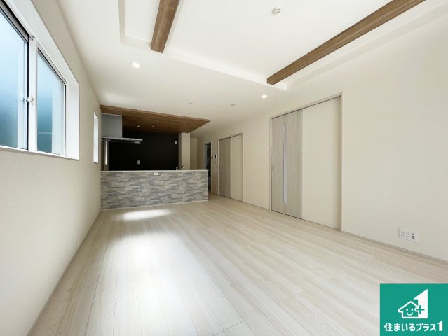 南丹市園部町横田　第2期　新築一戸建ての居間・リビング|日当たり良好の明るいリビングで朝の目覚めもスッキリできそう！対面キッチンでご家族のコミュニケーションも自然と増える設計！小さなお子様が遊ぶスペースを作っても広々とくつろげるLDK！