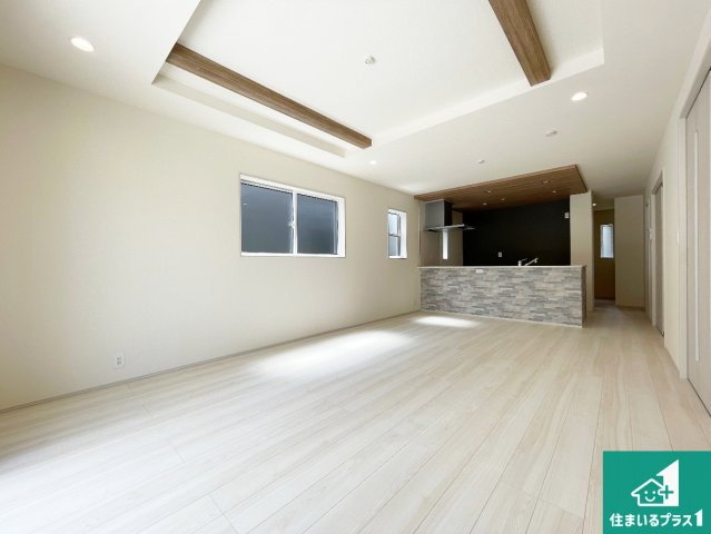 南丹市園部町横田　第2期　新築一戸建ての居間・リビング|シンプルなリビングは、観葉植物等のインテリアを楽しめますね！パパ好みにも、ママ好みにも家具次第で雰囲気を変えることができます！