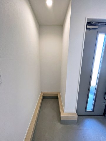 新築戸建・新築建売　郡山市島第3　大成小・第一中の玄関|ベビーカーやカー用品などの置き場として便利です！