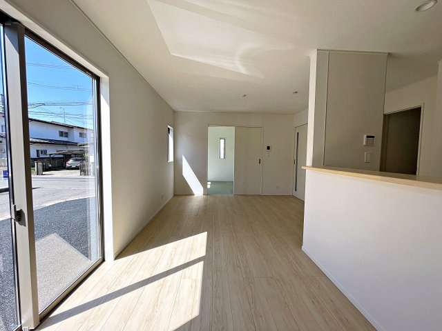新築戸建・新築建売　郡山市島第3　大成小・第一中の居間・リビング|南側の大きな窓から日差しが入り明るいリビングはご家族皆さんの憩いの場です！