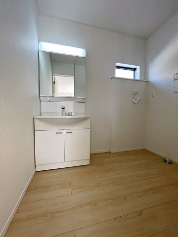 新築戸建・新築建売　郡山市島第3　大成小・第一中の洗面所|三面鏡洗面台で朝の身支度もしやすい＆収納力も◎洗面台に物を置かずすっきり清潔に保つことができます！
