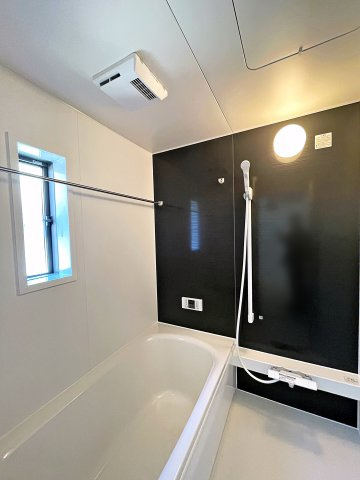 新築戸建・新築建売　郡山市島第3　大成小・第一中の浴室|浴室には小窓がついており簡単に換気が可能！一日の疲れを癒してくれるお風呂空間！