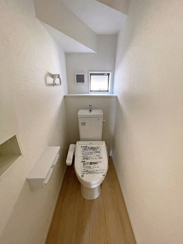 新築戸建・新築建売　郡山市島第3　大成小・第一中のトイレ|白を基調としており小窓で換気ができるので清潔感のある空間。ペーパーホルダーが2つあるのも便利です！
