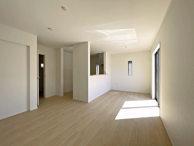新築戸建・新築建売　郡山市島第3　大成小・第一中の居間・リビング|LDKは15.2帖で隣の和室と合わせると19.7帖の広々とした空間です！