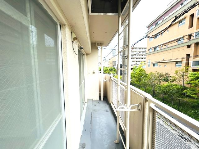 ドルフ西岡本のバルコニー