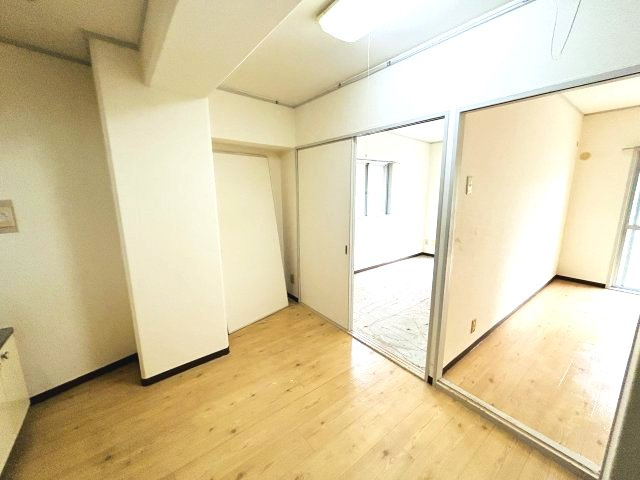 ドルフ西岡本の居間・リビング
