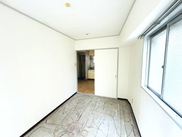 ドルフ西岡本の洋室