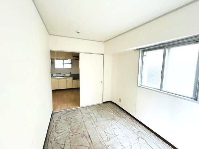 ドルフ西岡本の洋室