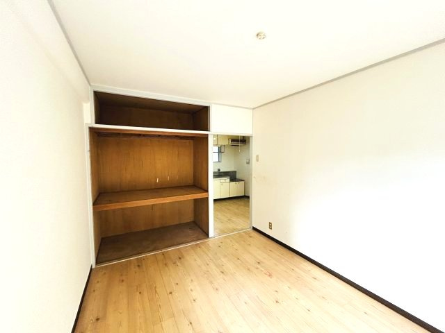 ドルフ西岡本の洋室