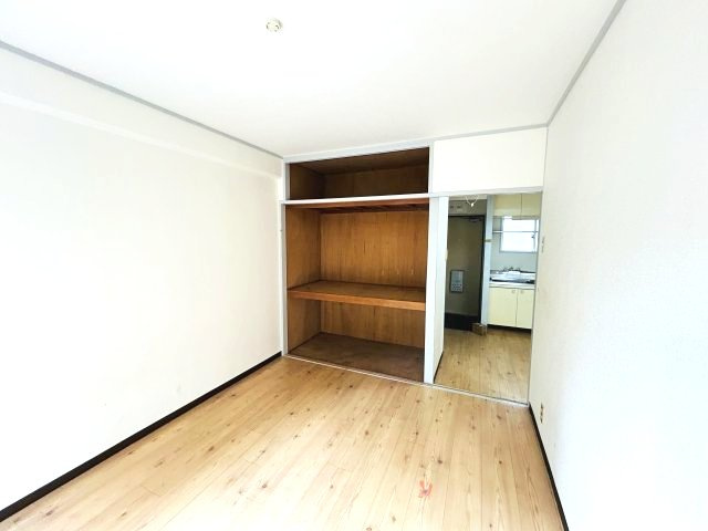 ドルフ西岡本の洋室