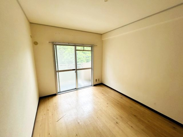 ドルフ西岡本の居間・リビング