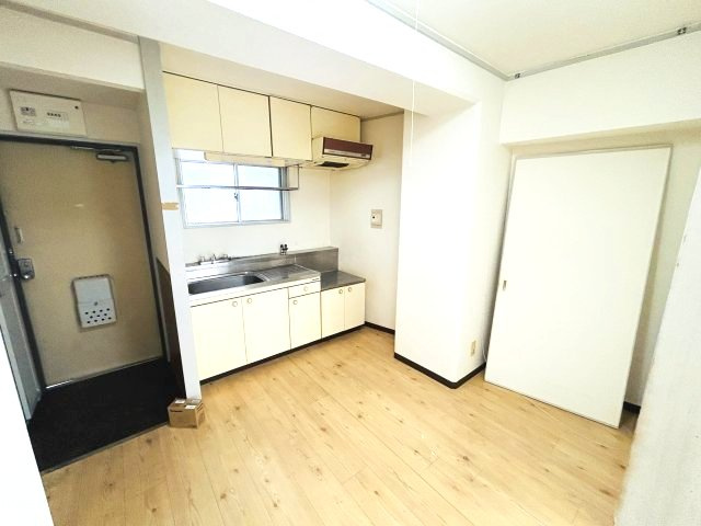 ドルフ西岡本の居間・リビング