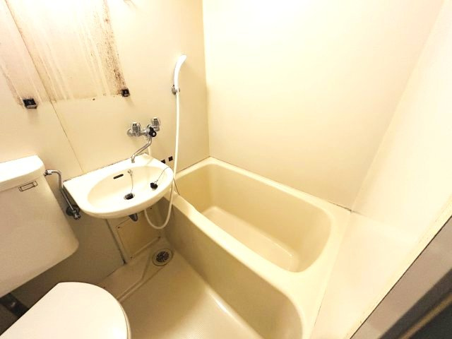 ドルフ西岡本の浴室
